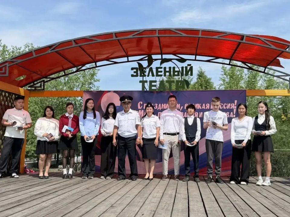 В четырех районах Тувы торжественно вручили паспорта 36 подросткам В четырех районах Тувы торжественно вручили паспорта 36 подросткам