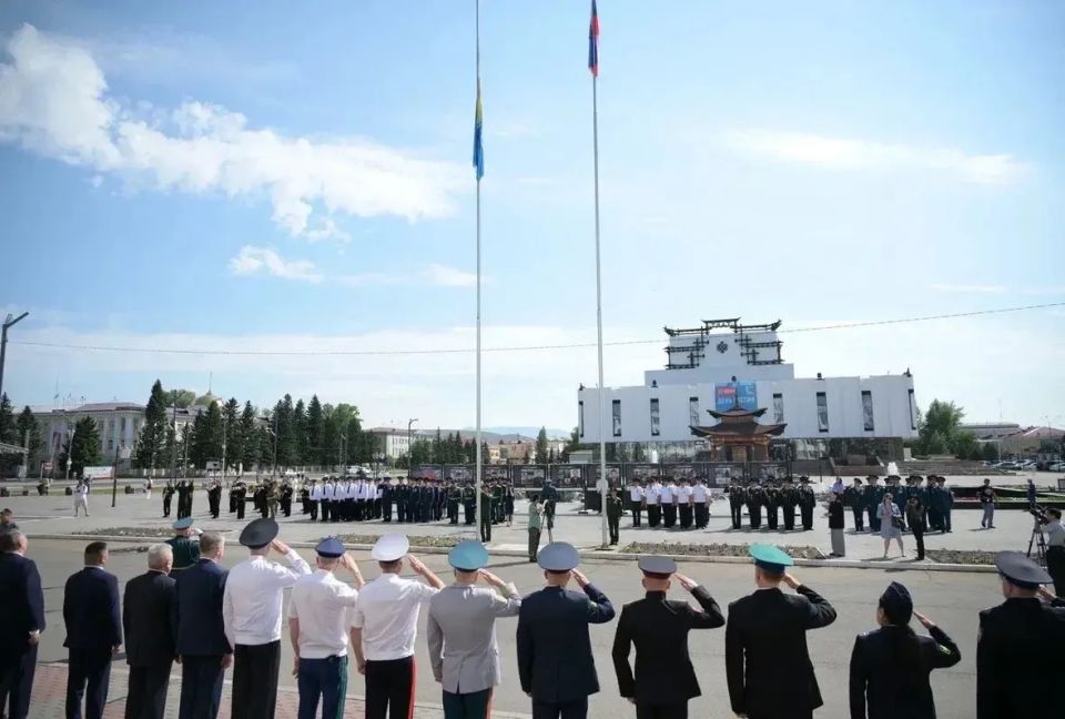 Прокурор республики Евгений Ботвинкин принял участие в торжественной церемонии поднятия государственных флагов Российской Федерации и Республики Тыва, посвященной Дню России Прокурор республики Евгений Ботвинкин принял участие в торжественной церемонии поднятия государственных флагов Российской Федерации и Республики Тыва, посвященной Дню России