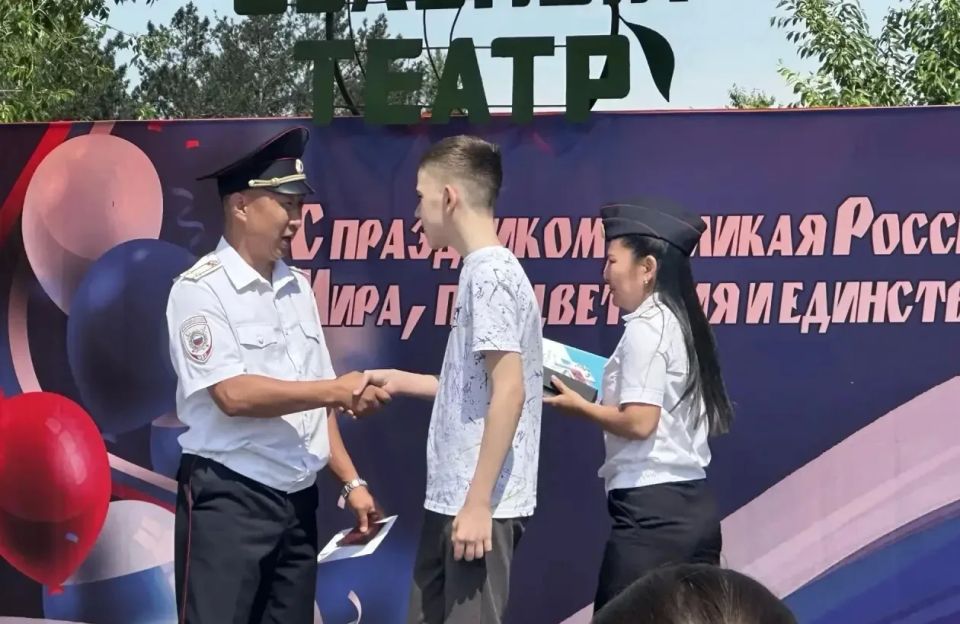 В четырех районах Тувы торжественно вручили паспорта 36 подросткам В четырех районах Тувы торжественно вручили паспорта 36 подросткам