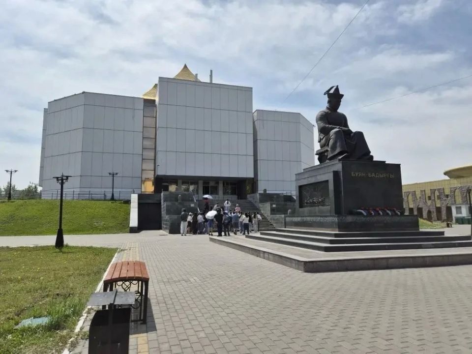 Тувинские школьники и студенты в День России подключились к программе "Больше, чем путешествие" Тувинские школьники и студенты в День России подключились к программе "Больше, чем путешествие"