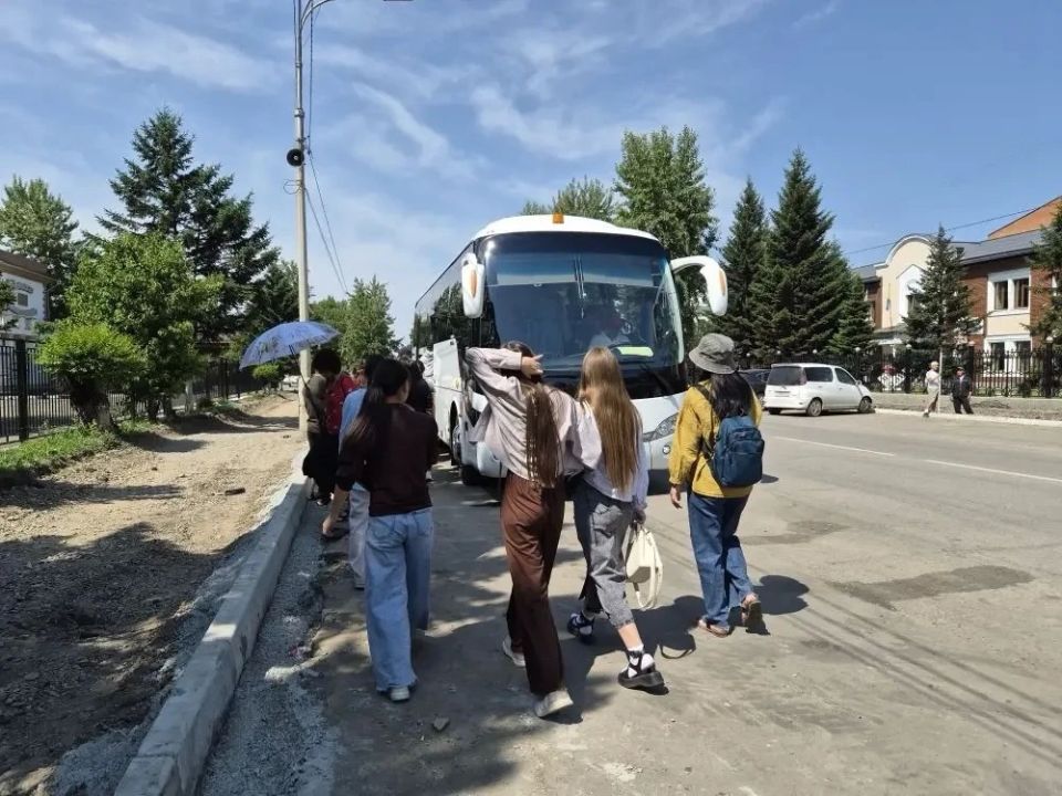 Тувинские школьники и студенты в День России подключились к программе "Больше, чем путешествие" Тувинские школьники и студенты в День России подключились к программе "Больше, чем путешествие"
