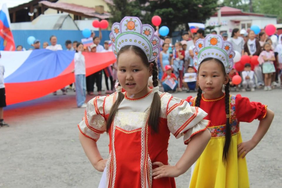 В честь Дня России - государственного праздника страны, отмечаемого в день принятия Декларации о государственном суверенитете России, по всей Туве проходят традиционные для этого дня торжественные и патриотические мероприятия В честь Дня России - государственного праздника страны, отмечаемого в день принятия Декларации о государственном суверенитете России, по всей Туве проходят традиционные для этого дня торжественные и патриотические мероприятия