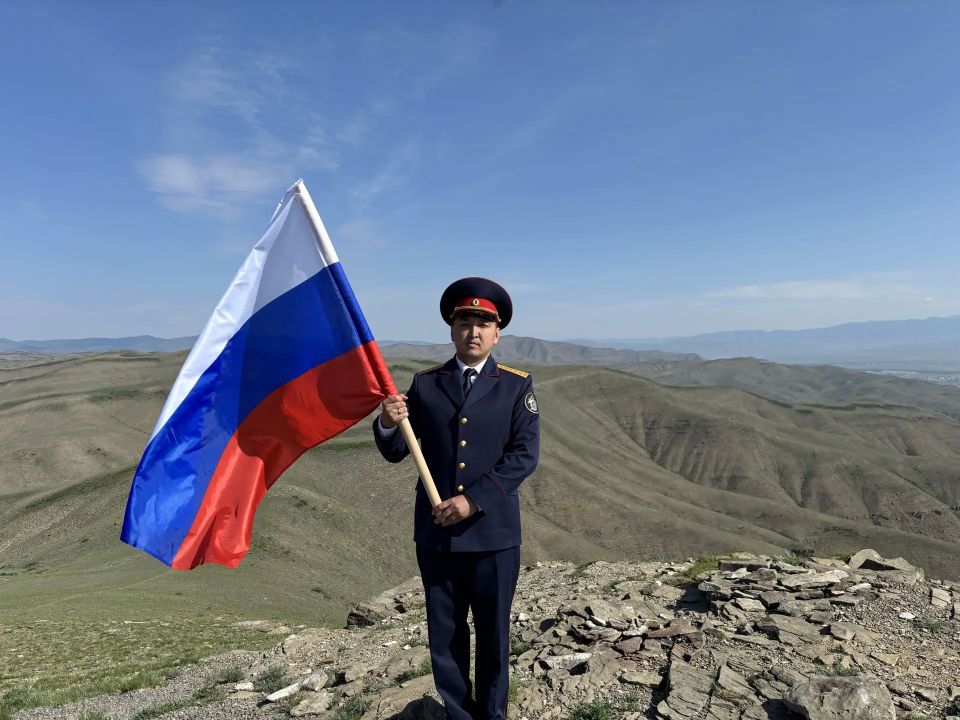 Сотрудники аппарата и ветераны следственного управления отметили День России восхождением на гору Догээ Сотрудники аппарата и ветераны следственного управления отметили День России восхождением на гору Догээ