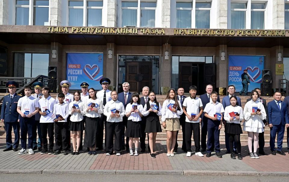В честь Дня России - государственного праздника страны, отмечаемого в день принятия Декларации о государственном суверенитете России, по всей Туве проходят традиционные для этого дня торжественные и патриотические мероприятия В честь Дня России - государственного праздника страны, отмечаемого в день принятия Декларации о государственном суверенитете России, по всей Туве проходят традиционные для этого дня торжественные и патриотические мероприятия