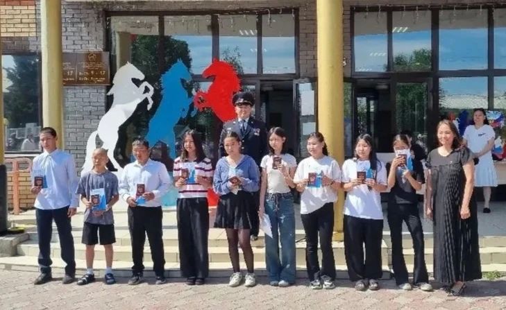В четырех районах Тувы торжественно вручили паспорта 36 подросткам В четырех районах Тувы торжественно вручили паспорта 36 подросткам