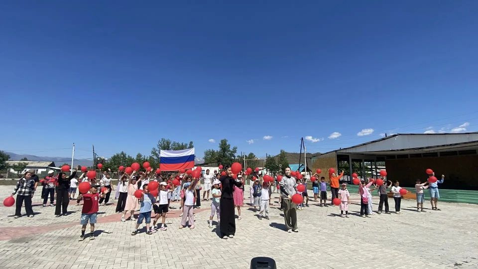 В честь Дня России - государственного праздника страны, отмечаемого в день принятия Декларации о государственном суверенитете России, по всей Туве проходят традиционные для этого дня торжественные и патриотические мероприятия В честь Дня России - государственного праздника страны, отмечаемого в день принятия Декларации о государственном суверенитете России, по всей Туве проходят традиционные для этого дня торжественные и патриотические мероприятия