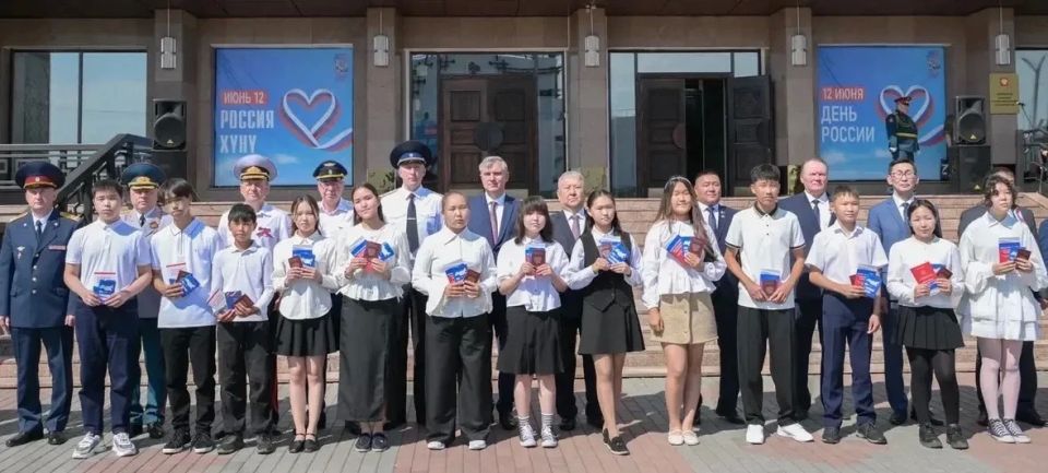 Прокурор республики Евгений Ботвинкин принял участие в торжественной церемонии поднятия государственных флагов Российской Федерации и Республики Тыва, посвященной Дню России Прокурор республики Евгений Ботвинкин принял участие в торжественной церемонии поднятия государственных флагов Российской Федерации и Республики Тыва, посвященной Дню России
