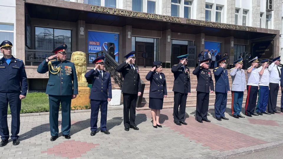 Сегодня главный судебный пристав по Республике Тыва Ольга Романовна Доржу и сотрудники УФССП России по Республике Тыва приняли участие в торжественной церемонии поднятия Государственного флага Российской Федерации, которая... Сегодня главный судебный пристав по Республике Тыва Ольга Романовна Доржу и сотрудники УФССП России по Республике Тыва приняли участие в торжественной церемонии поднятия Государственного флага Российской Федерации, которая...
