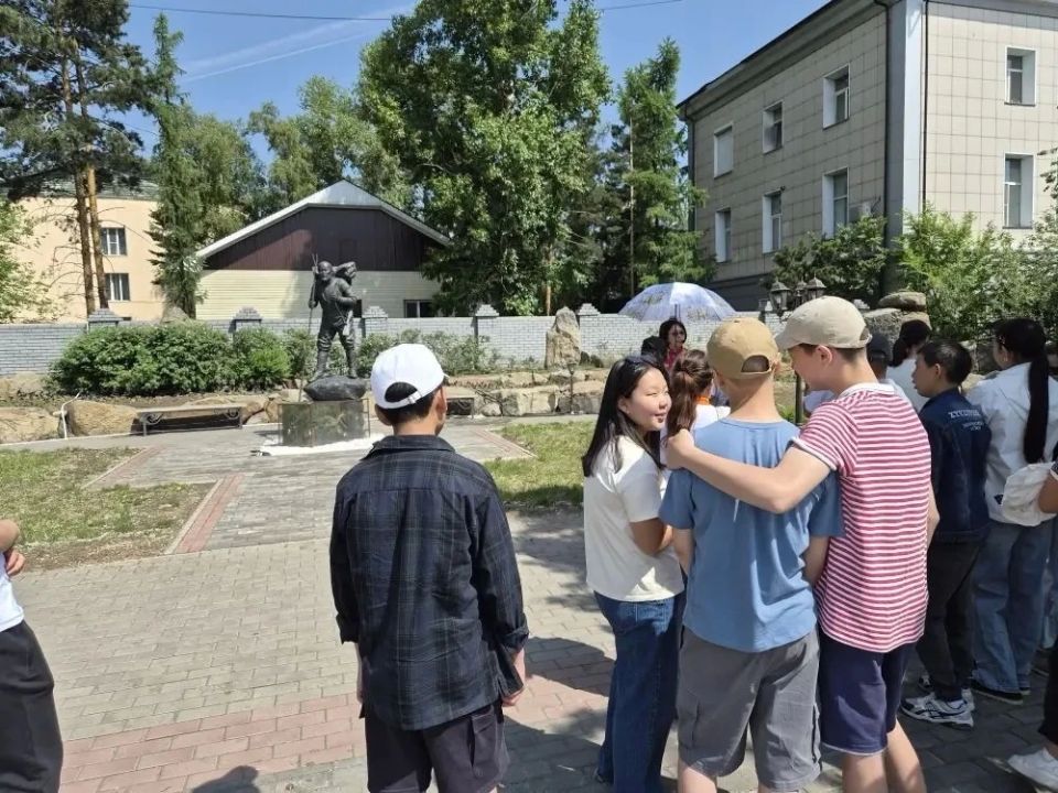 Тувинские школьники и студенты в День России подключились к программе "Больше, чем путешествие" Тувинские школьники и студенты в День России подключились к программе "Больше, чем путешествие"