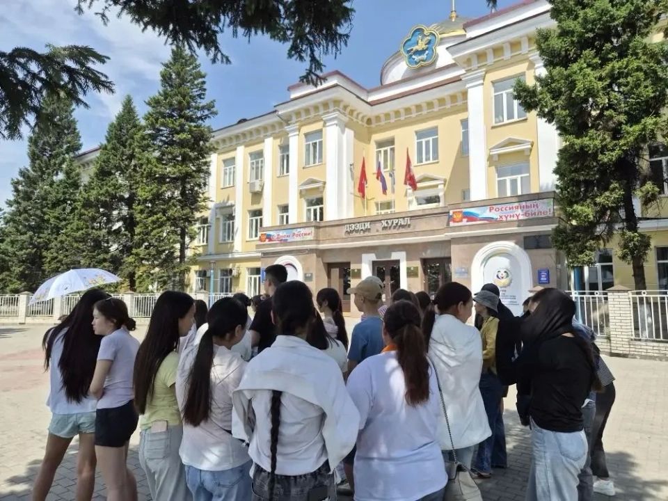 Тувинские школьники и студенты в День России подключились к программе "Больше, чем путешествие" Тувинские школьники и студенты в День России подключились к программе "Больше, чем путешествие"