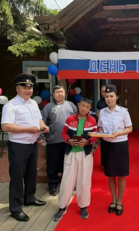 В четырех районах Тувы торжественно вручили паспорта 36 подросткам В четырех районах Тувы торжественно вручили паспорта 36 подросткам