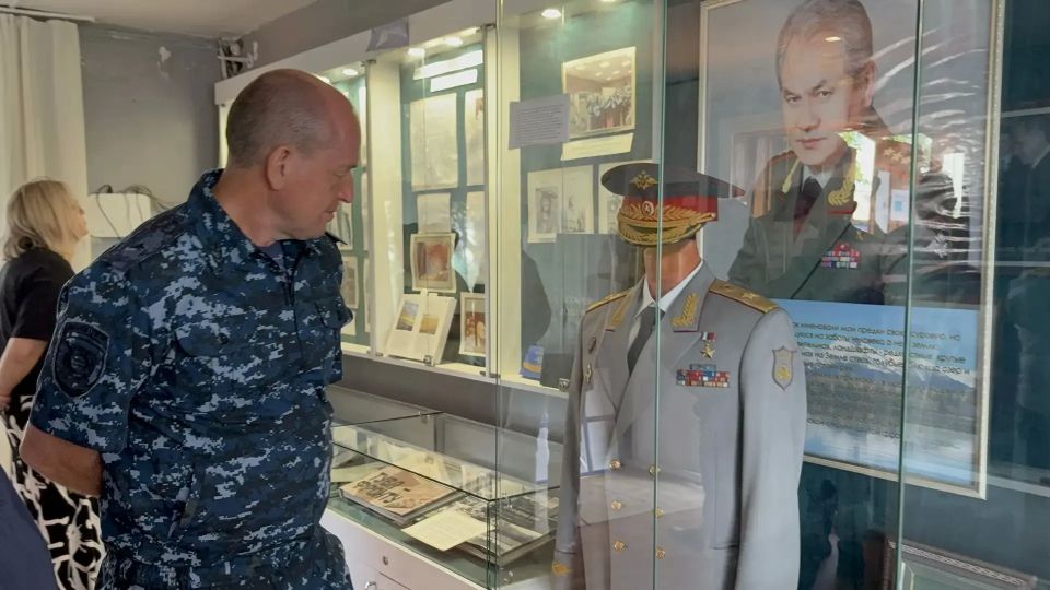 В ходе рабочей поездки в Дзун-Хемчикский район глава МВД Тувы посетил памятные места и встретился с семьёй ветерана органов внутренних дел В ходе рабочей поездки в Дзун-Хемчикский район глава МВД Тувы посетил памятные места и встретился с семьёй ветерана органов внутренних дел
