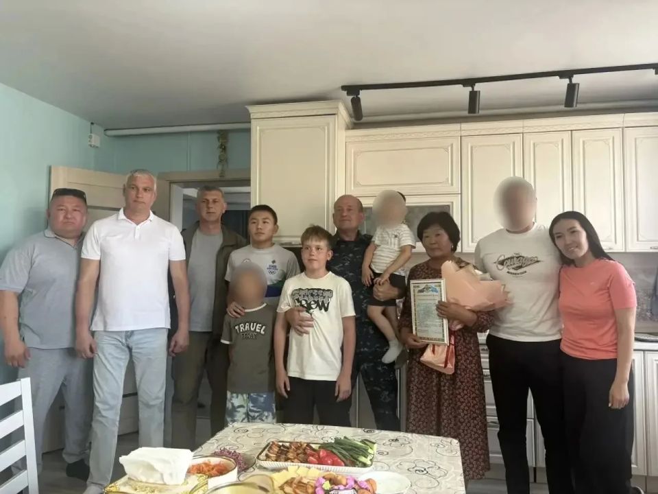 В ходе рабочей поездки в Дзун-Хемчикский район глава МВД Тувы посетил памятные места и встретился с семьёй ветерана органов внутренних дел В ходе рабочей поездки в Дзун-Хемчикский район глава МВД Тувы посетил памятные места и встретился с семьёй ветерана органов внутренних дел