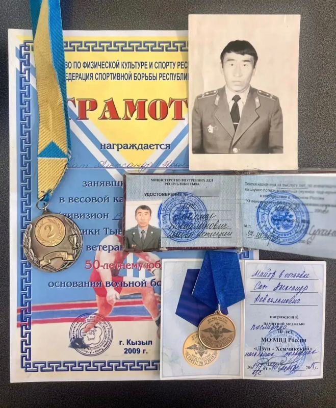 В ходе рабочей поездки в Дзун-Хемчикский район глава МВД Тувы посетил памятные места и встретился с семьёй ветерана органов внутренних дел В ходе рабочей поездки в Дзун-Хемчикский район глава МВД Тувы посетил памятные места и встретился с семьёй ветерана органов внутренних дел