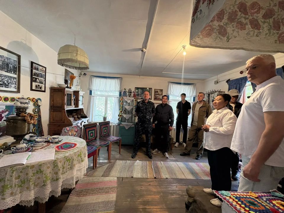 В ходе рабочей поездки в Дзун-Хемчикский район глава МВД Тувы посетил памятные места и встретился с семьёй ветерана органов внутренних дел В ходе рабочей поездки в Дзун-Хемчикский район глава МВД Тувы посетил памятные места и встретился с семьёй ветерана органов внутренних дел
