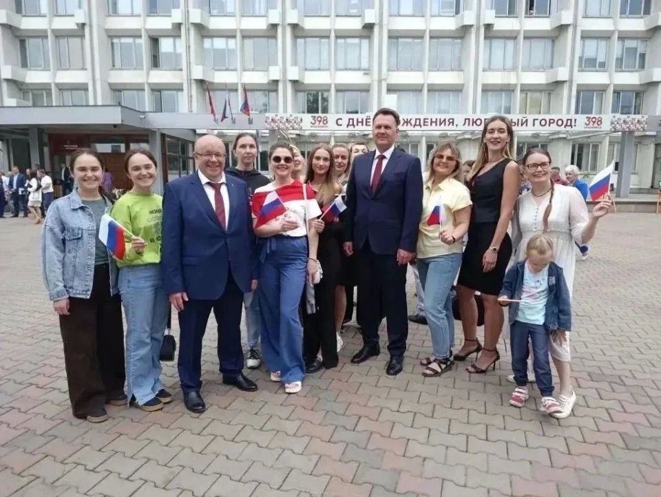 Сотрудники МТУ Росимущества в Красноярском крае, Республике Хакасия и Республике Тыва во главе с руководителем Валентином Мазуровым приняли участие в церемонии торжественного поднятия флага, посвящённой 398-летию города... Сотрудники МТУ Росимущества в Красноярском крае, Республике Хакасия и Республике Тыва во главе с руководителем Валентином Мазуровым приняли участие в церемонии торжественного поднятия флага, посвящённой 398-летию города...