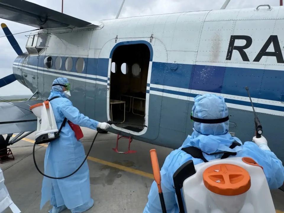 Управлением Роспотребнадзора по Республике Тыва 16 июня в воздушном пункте пропуска ФКП «Аэропорт Кызыл» организовано и проведено межведомственное тренировочное учение по отработке действий при выявлении больного с... Управлением Роспотребнадзора по Республике Тыва 16 июня в воздушном пункте пропуска ФКП «Аэропорт Кызыл» организовано и проведено межведомственное тренировочное учение по отработке действий при выявлении больного с...