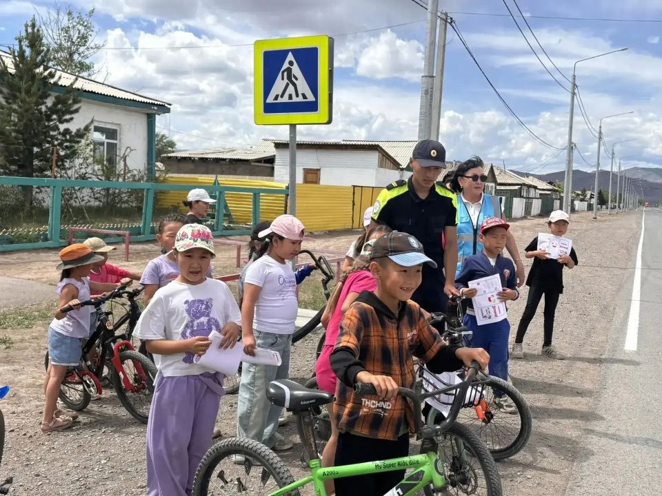 Сотрудники отделения Госавтоинспекции провели акцию «Внимание, велосипедист!» для школьников Овюрского района Сотрудники отделения Госавтоинспекции провели акцию «Внимание, велосипедист!» для школьников Овюрского района