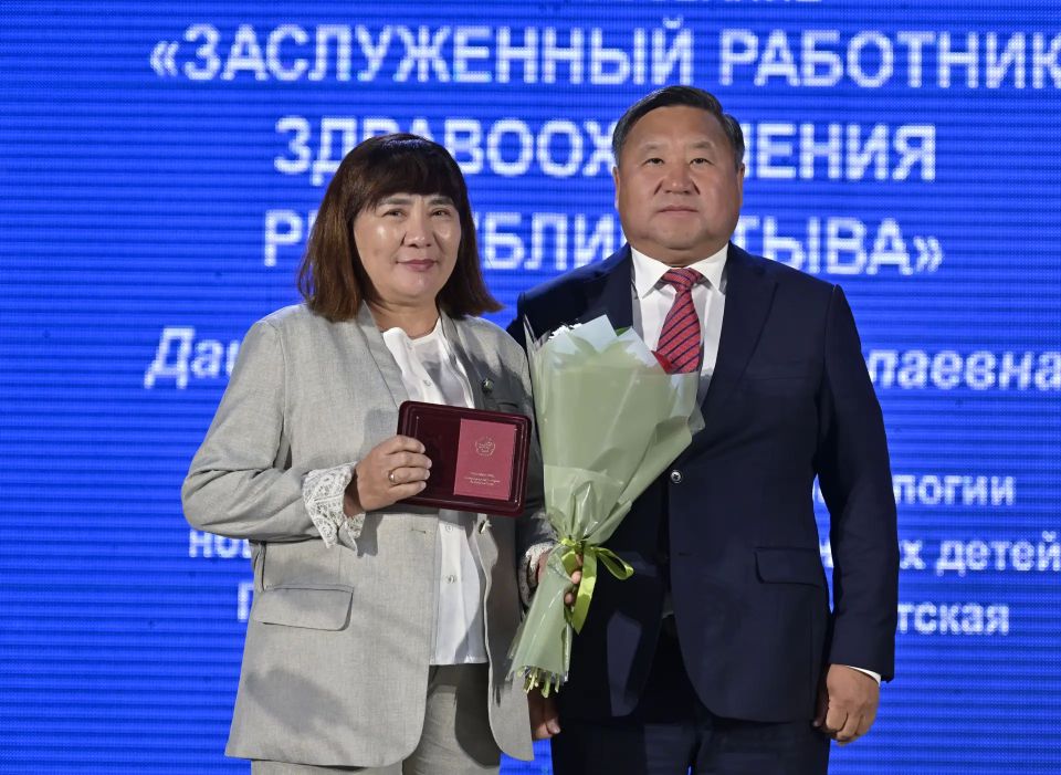 Владислав Ховалыг поздравил медиков республики с предстоящим профессиональным праздником Владислав Ховалыг поздравил медиков республики с предстоящим профессиональным праздником