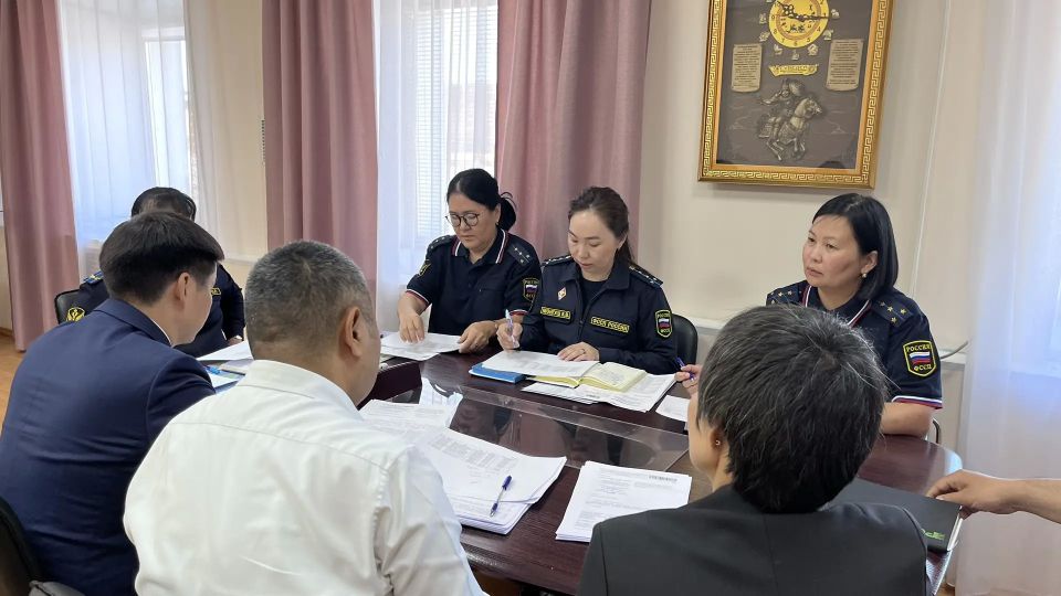 Сегодня главный судебный пристав по Республике Тыва О.Р. Доржу провела рабочую встречу с директором регионального филиала Россельхозбанка в Республике Тыва Айдысом Сатом Сегодня главный судебный пристав по Республике Тыва О.Р. Доржу провела рабочую встречу с директором регионального филиала Россельхозбанка в Республике Тыва Айдысом Сатом