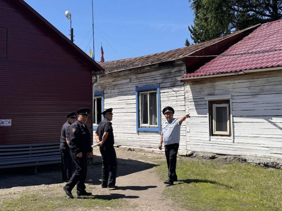 Заместитель министра внутренних дел по Республике Тыва Владимир Данзы посетил с рабочим визитом МО МВД России «Тандинский» Заместитель министра внутренних дел по Республике Тыва Владимир Данзы посетил с рабочим визитом МО МВД России «Тандинский»