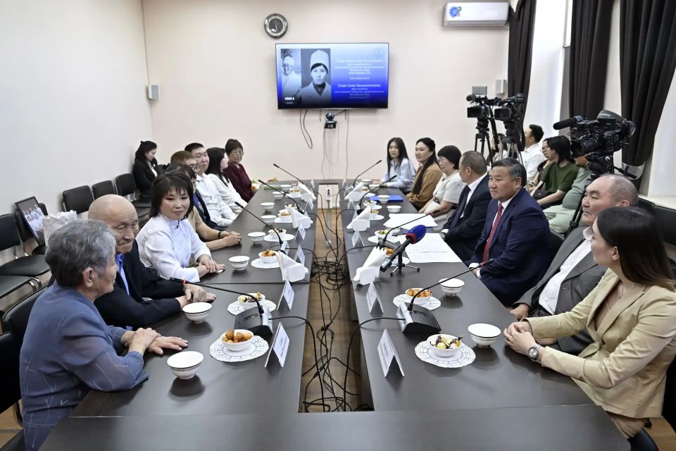 Владислав Ховалыг поздравил медиков республики с предстоящим профессиональным праздником Владислав Ховалыг поздравил медиков республики с предстоящим профессиональным праздником