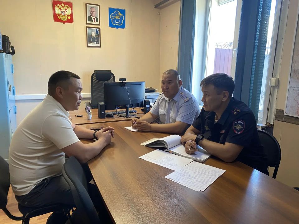 Заместитель министра внутренних дел по Республике Тыва Владимир Данзы посетил с рабочим визитом МО МВД России «Тандинский» Заместитель министра внутренних дел по Республике Тыва Владимир Данзы посетил с рабочим визитом МО МВД России «Тандинский»