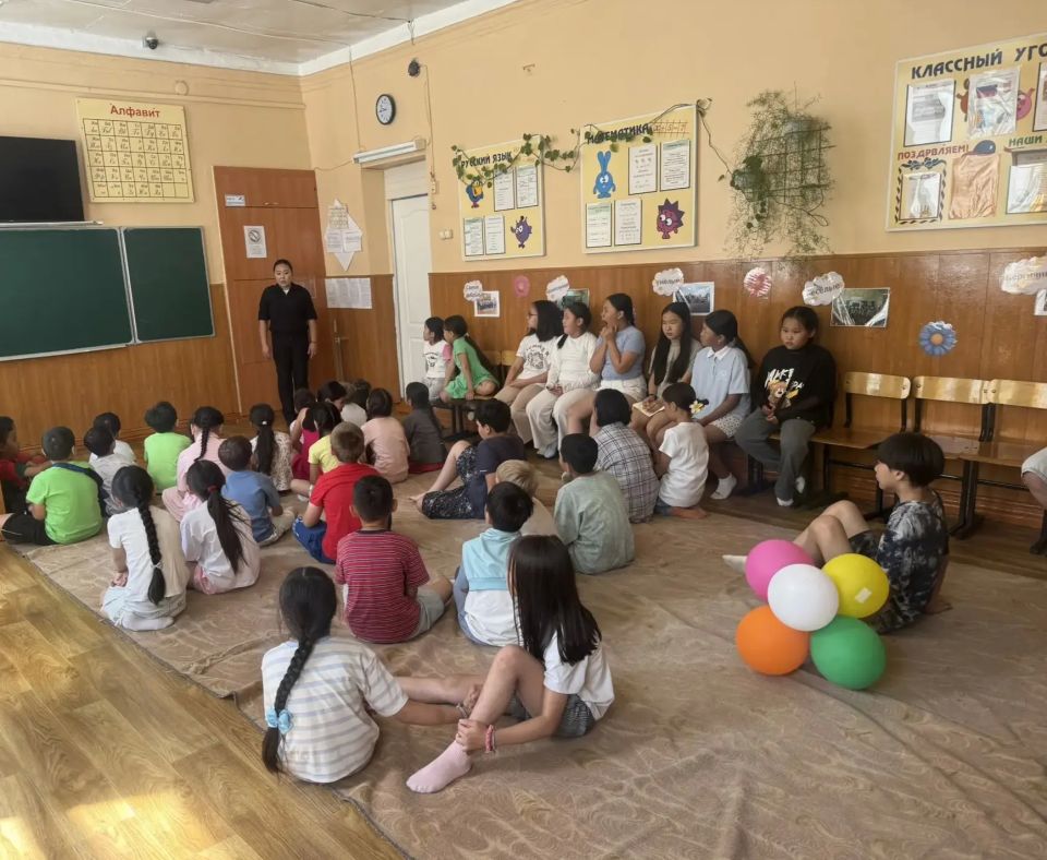 Инспекторы ПДН проводят профилактические встречи со школьниками в пришкольных лагерях Кызыла Инспекторы ПДН проводят профилактические встречи со школьниками в пришкольных лагерях Кызыла