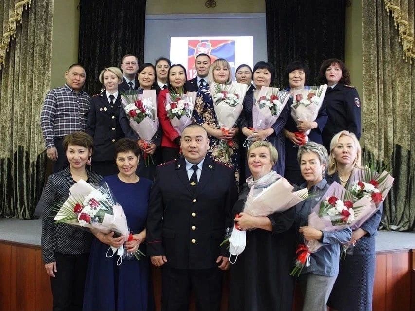 Поздравление Министра внутренних дел по Республике Тыва генерал-майора полиции Юрия Васильевича Завьялова с Днём России с Днём медицинского работника Поздравление Министра внутренних дел по Республике Тыва генерал-майора полиции Юрия Васильевича Завьялова с Днём России с Днём медицинского работника