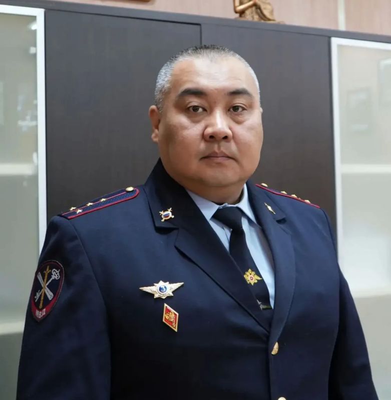 Поздравление Министра внутренних дел по Республике Тыва генерал-майора полиции Юрия Васильевича Завьялова с Днём России с Днём медицинского работника Поздравление Министра внутренних дел по Республике Тыва генерал-майора полиции Юрия Васильевича Завьялова с Днём России с Днём медицинского работника
