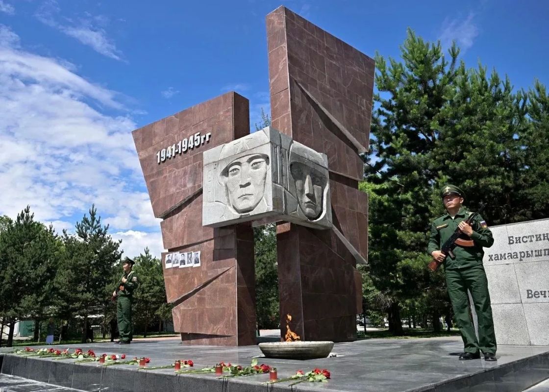 В День памяти и скорби в столице Тувы траурные мероприятия начались с митинга на Площади Победы, в котором приняли участие Глава Тувы Владислав Ховалыг, члены Правительства и Верховного Хурала, представители... В День памяти и скорби в столице Тувы траурные мероприятия начались с митинга на Площади Победы, в котором приняли участие Глава Тувы Владислав Ховалыг, члены Правительства и Верховного Хурала, представители...
