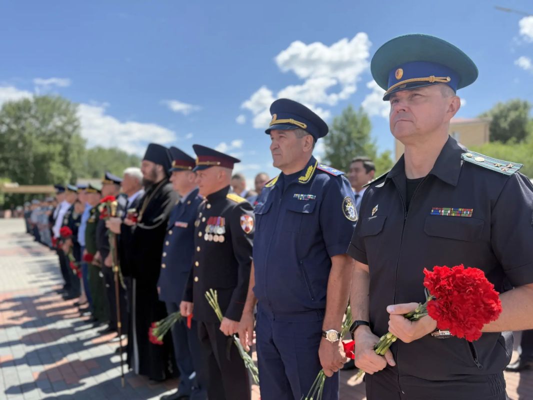 В День памяти и скорби руководитель и сотрудники аппарата следственного управления приняли участие в памятной церемонии возложения цветов и венков к Вечному огню В День памяти и скорби руководитель и сотрудники аппарата следственного управления приняли участие в памятной церемонии возложения цветов и венков к Вечному огню