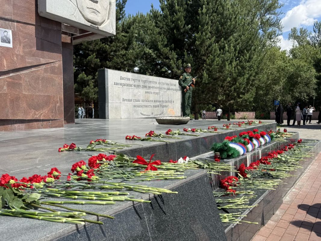 В День памяти и скорби руководитель и сотрудники аппарата следственного управления приняли участие в памятной церемонии возложения цветов и венков к Вечному огню В День памяти и скорби руководитель и сотрудники аппарата следственного управления приняли участие в памятной церемонии возложения цветов и венков к Вечному огню