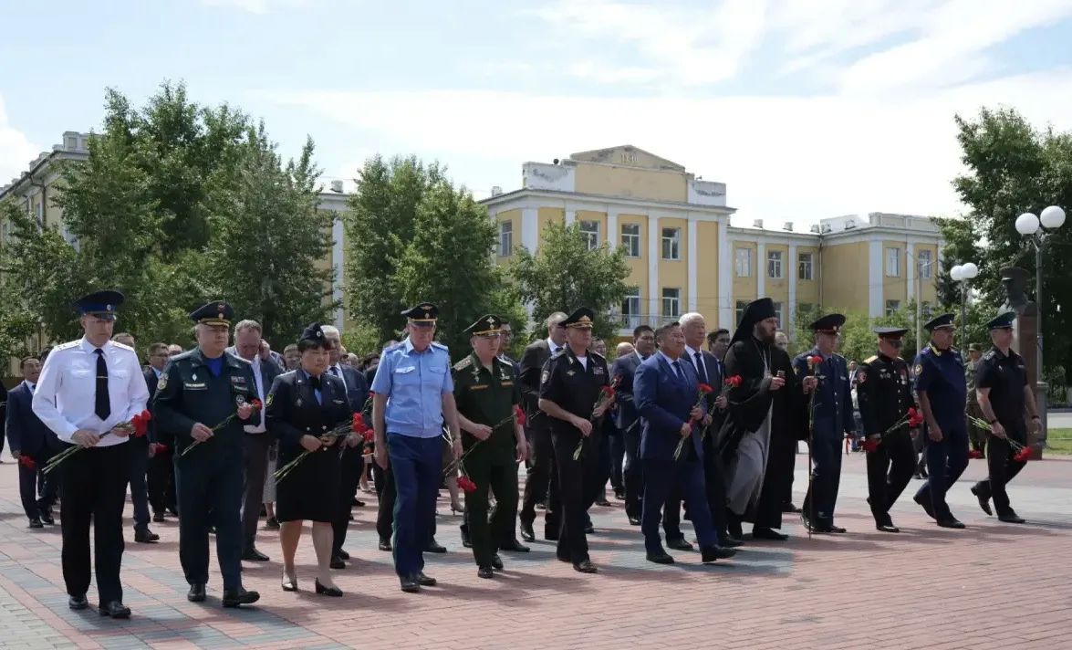 В День памяти и скорби руководитель и сотрудники аппарата следственного управления приняли участие в памятной церемонии возложения цветов и венков к Вечному огню В День памяти и скорби руководитель и сотрудники аппарата следственного управления приняли участие в памятной церемонии возложения цветов и венков к Вечному огню
