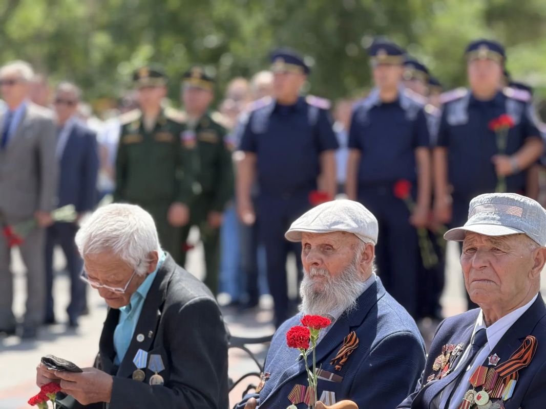 В День памяти и скорби руководитель и сотрудники аппарата следственного управления приняли участие в памятной церемонии возложения цветов и венков к Вечному огню В День памяти и скорби руководитель и сотрудники аппарата следственного управления приняли участие в памятной церемонии возложения цветов и венков к Вечному огню