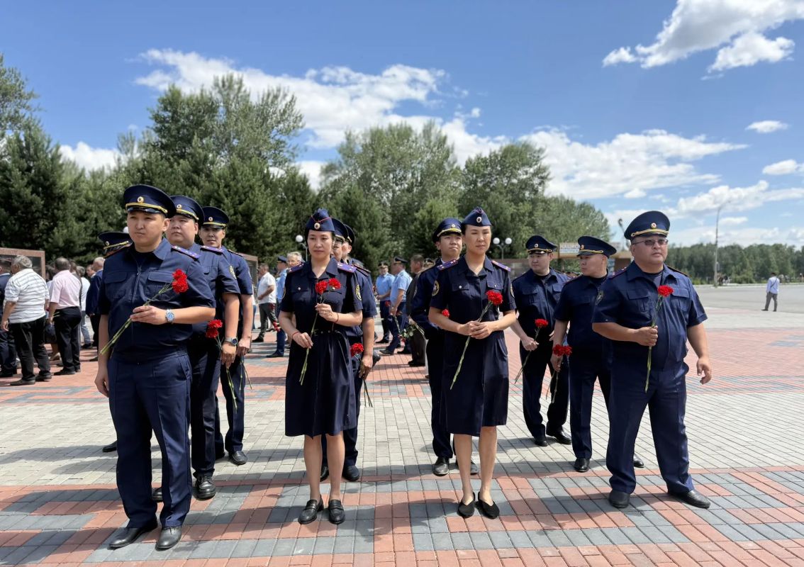 В День памяти и скорби руководитель и сотрудники аппарата следственного управления приняли участие в памятной церемонии возложения цветов и венков к Вечному огню В День памяти и скорби руководитель и сотрудники аппарата следственного управления приняли участие в памятной церемонии возложения цветов и венков к Вечному огню