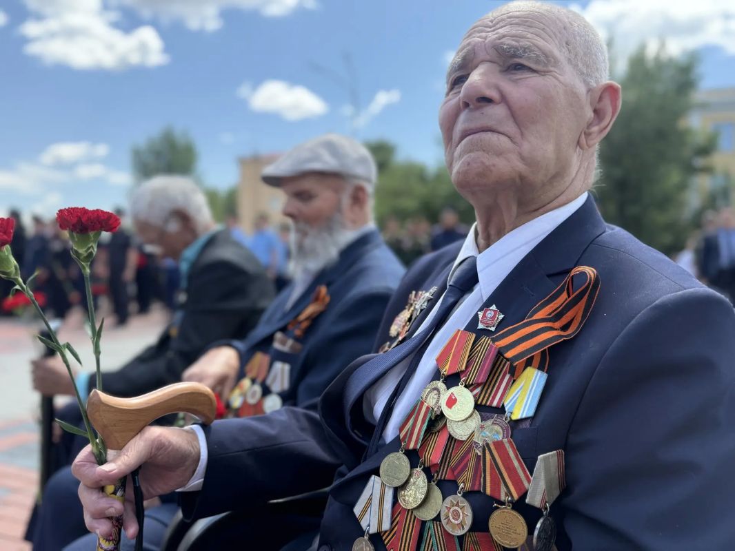 В День памяти и скорби руководитель и сотрудники аппарата следственного управления приняли участие в памятной церемонии возложения цветов и венков к Вечному огню В День памяти и скорби руководитель и сотрудники аппарата следственного управления приняли участие в памятной церемонии возложения цветов и венков к Вечному огню
