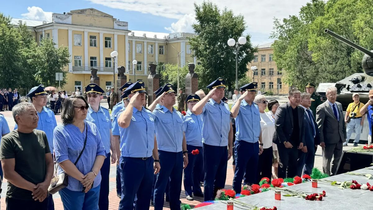 Прокурор республики Ботвинкин Евгений Борисович и сотрудники прокуратуры приняли участие в торжественном митинге, посвященном Дню памяти и скорби Прокурор республики Ботвинкин Евгений Борисович и сотрудники прокуратуры приняли участие в торжественном митинге, посвященном Дню памяти и скорби
