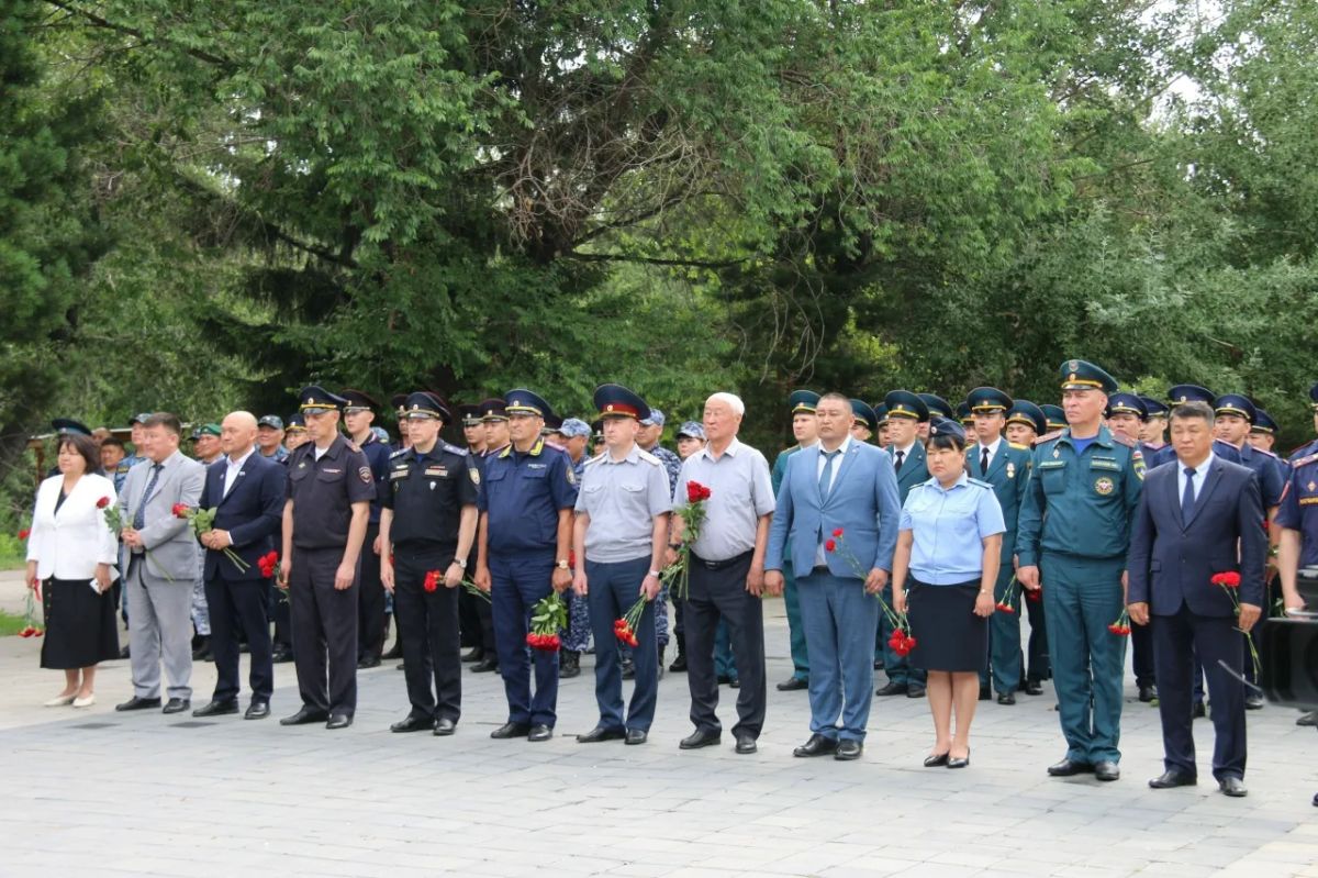 Владислав Ховалыг передал очередную партию военного оборудования бойцам 55-й отдельной гвардейской мотострелковой ордена Кутузова бригады Владислав Ховалыг передал очередную партию военного оборудования бойцам 55-й отдельной гвардейской мотострелковой ордена Кутузова бригады