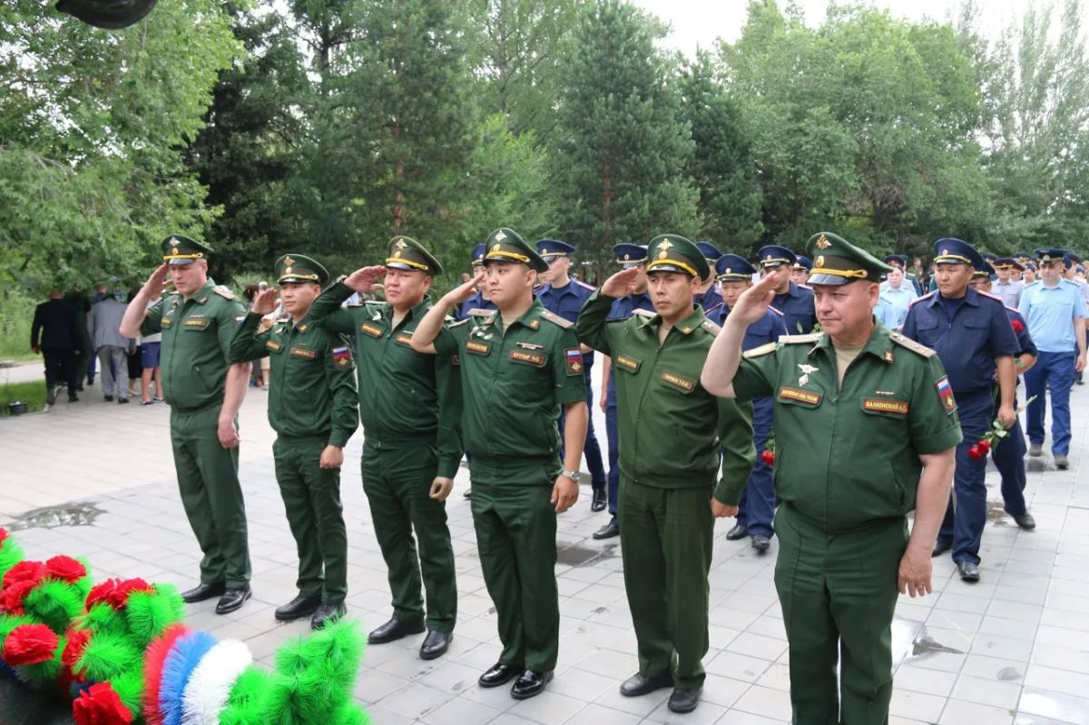 Владислав Ховалыг передал очередную партию военного оборудования бойцам 55-й отдельной гвардейской мотострелковой ордена Кутузова бригады Владислав Ховалыг передал очередную партию военного оборудования бойцам 55-й отдельной гвардейской мотострелковой ордена Кутузова бригады