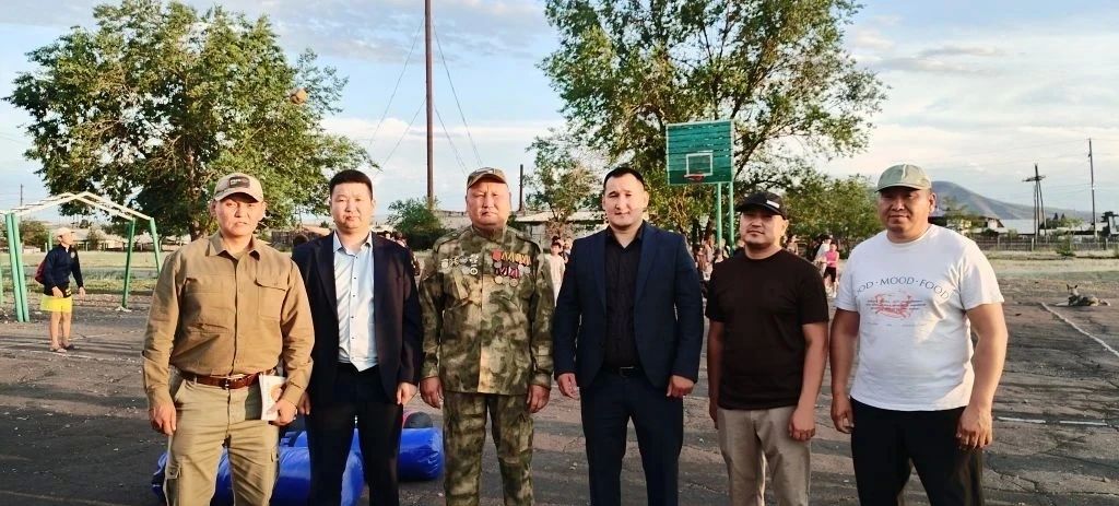 Участникам проекта «Полицейский тренер юных спортсменов» передали спортивный инвентарь Участникам проекта «Полицейский тренер юных спортсменов» передали спортивный инвентарь