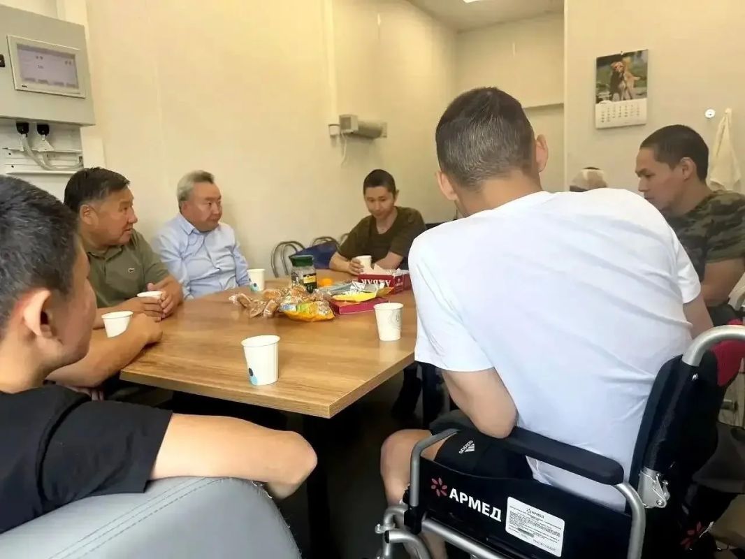 Владислав Ховалыг навестил бойцов из Тувы, проходящих лечение в Москве Владислав Ховалыг навестил бойцов из Тувы, проходящих лечение в Москве