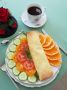 Буррито на скорую руку с колбасой и спаржевой фасолью