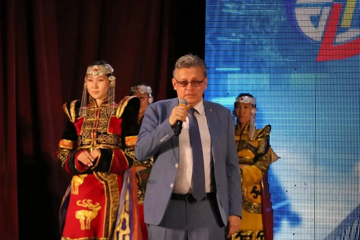 Сегодня, 3 июля, в Доме народного творчества в Кызыле состоялось торжественное собрание, посвящённое двойному юбилею республиканской телерадиокомпании «Тыва» – в этом году тувинскому радио исполняется 90, а телевидению – 60... Сегодня, 3 июля, в Доме народного творчества в Кызыле состоялось торжественное собрание, посвящённое двойному юбилею республиканской телерадиокомпании «Тыва» – в этом году тувинскому радио исполняется 90, а телевидению – 60...
