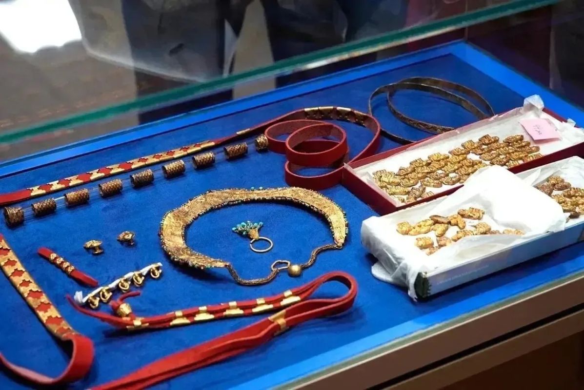 В Туву возвращена отреставрированная Эрмитажем часть скифских украшений из кургана Чинге-Тей В Туву возвращена отреставрированная Эрмитажем часть скифских украшений из кургана Чинге-Тей