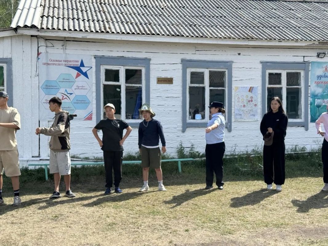 Сотрудники полиции провели занятия по физической подготовке для детей в лагере «Чодураа» Сотрудники полиции провели занятия по физической подготовке для детей в лагере «Чодураа»