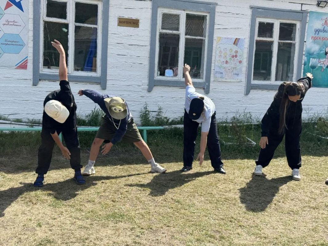 Сотрудники полиции провели занятия по физической подготовке для детей в лагере «Чодураа» Сотрудники полиции провели занятия по физической подготовке для детей в лагере «Чодураа»