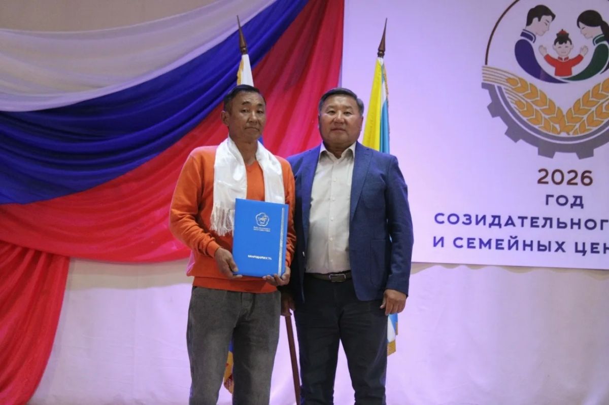Владислав Ховалыг проинспектировал строительство социальных объектов в селе Мугур-Аксы Монгун-Тайгинского района Владислав Ховалыг проинспектировал строительство социальных объектов в селе Мугур-Аксы Монгун-Тайгинского района