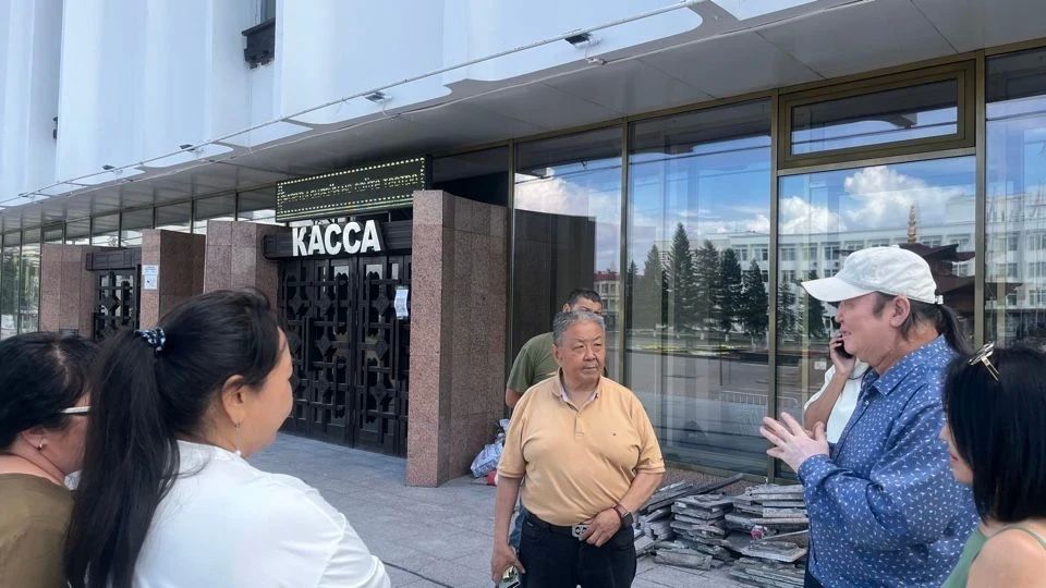 Министр культуры Тувы Виктор Чигжит проверил ход ремонтных работ в Национальном театре им. В. Кок-оола Министр культуры Тувы Виктор Чигжит проверил ход ремонтных работ в Национальном театре им. В. Кок-оола