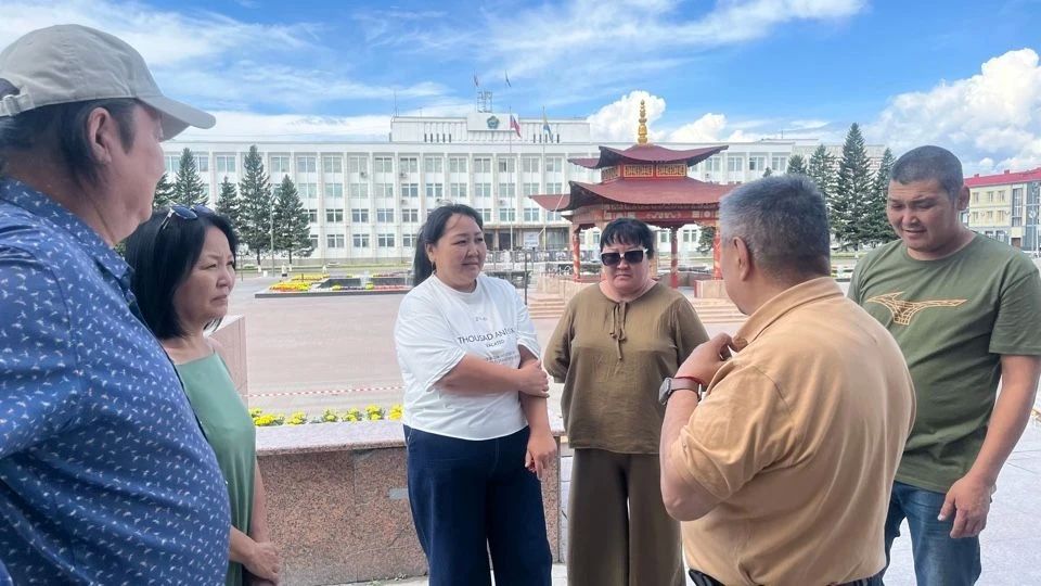 Министр культуры Тувы Виктор Чигжит проверил ход ремонтных работ в Национальном театре им. В. Кок-оола Министр культуры Тувы Виктор Чигжит проверил ход ремонтных работ в Национальном театре им. В. Кок-оола